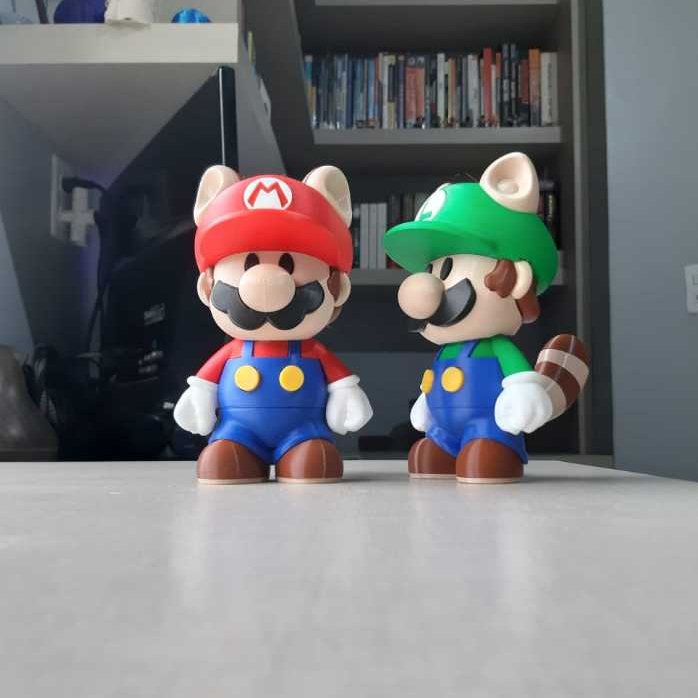 Mario e Luigi com traje de guaxinim impressos em 3D e pintados